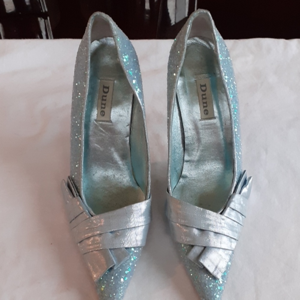 Shoes with a clutch